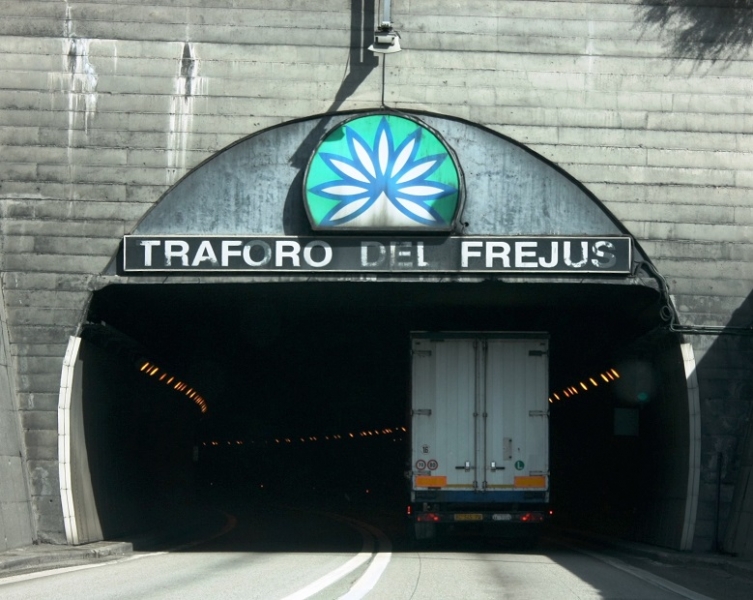 Autotrasportatori, allarme costi per i tunnel del Frejus e del Monte Bianco