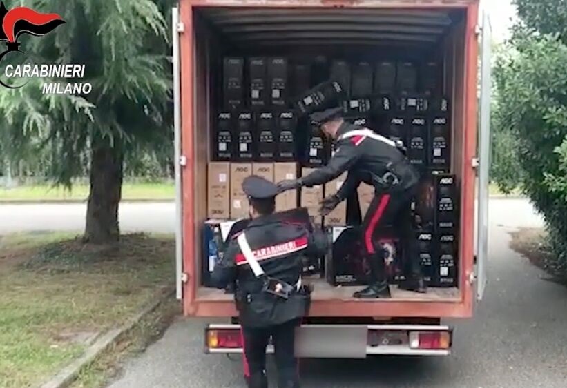 Rapine e furti ai camion in sosta, arrestati cinque uomini