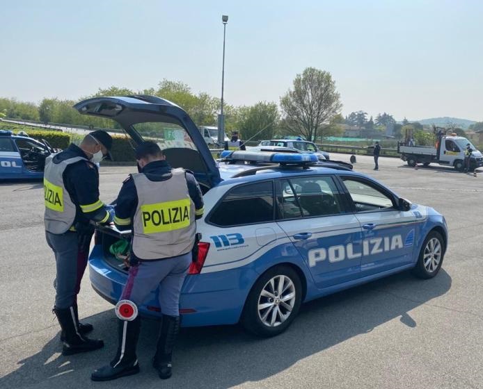 Pedaggi non pagati e documenti di autisti mai assunti: ditta di autotrasporti nei guai