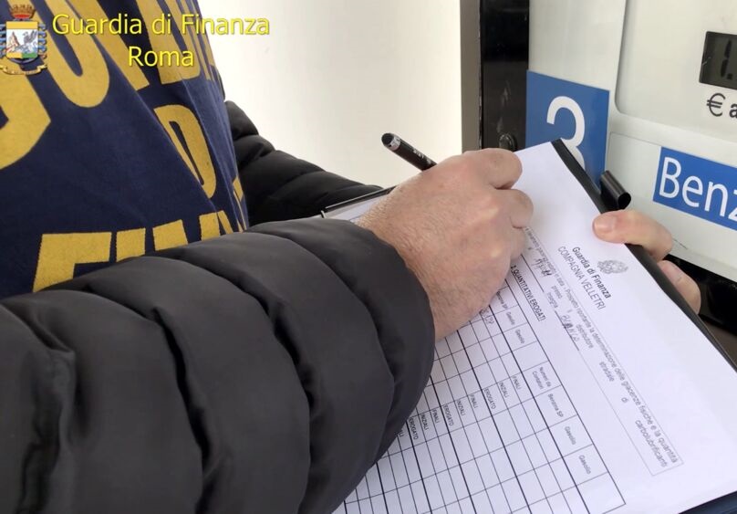 Traffico di carburante di contrabbando, sequestrati 5 distributori e 5 tir