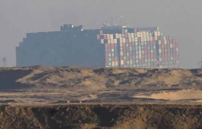 106 navi e 10 milioni di barili bloccati, le ultime dal canale di Suez