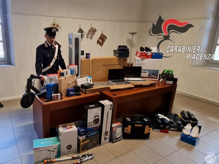 Tentano di rubare merce di Amazon ma finiscono nei guai