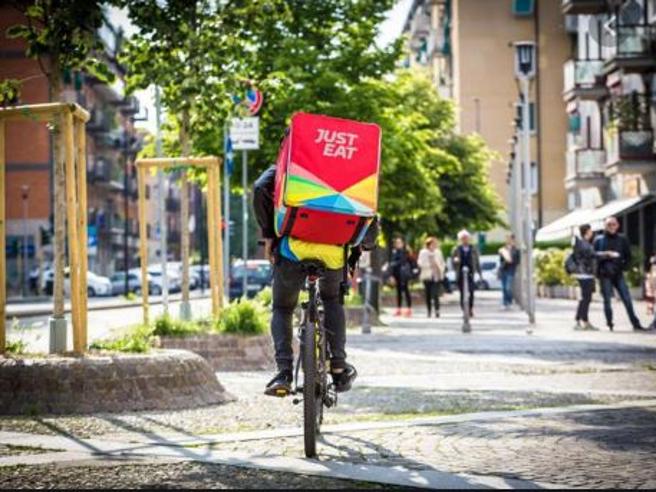 Just Eat assumerà quattromila rider con il contratto della «Logistica»