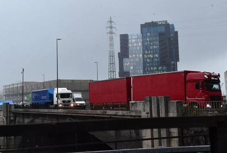 Autotrasportatori in rivolta: ''Gli armatori vogliono mettere una surcharge su Genova''