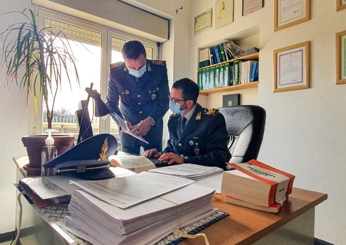 Moglie e marito nei guai per bancarotta e riciclaggio