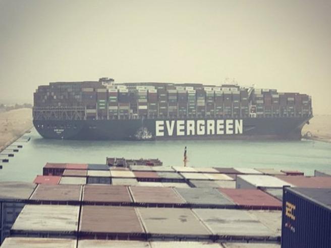 Canale di Suez, una portacontainer si incastra e blocca il traffico marittimo