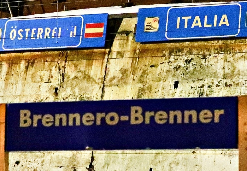 Tir Euro 6 carico di legna: trasporto meno inquinante che ci sia, ma il Brennero lo ferma