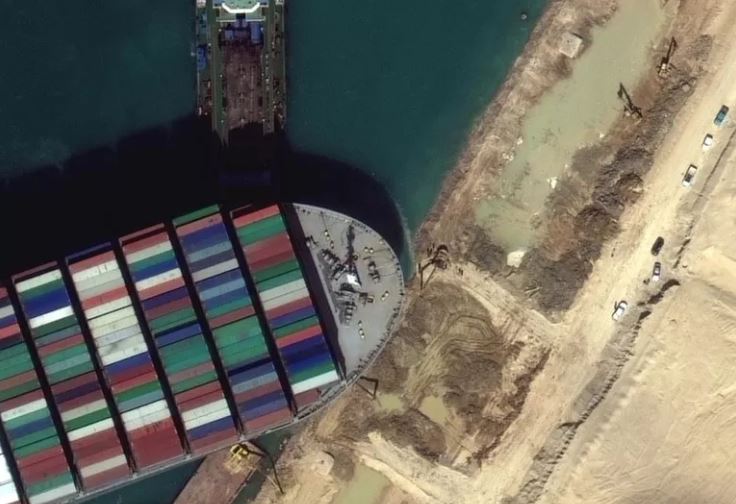Blocco di Suez, l'Egitto chiederà 1 miliardo di dollari di risarcimento