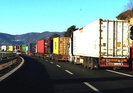 La Spezia, basta tir in coda ai varchi d'accesso al porto, risposte vere entro il 10 maggio