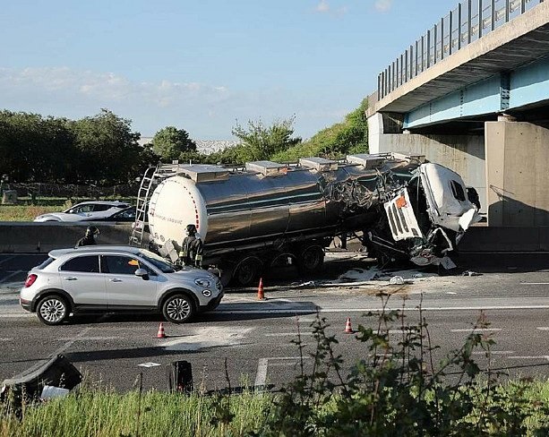 Tragico incidente di un camion in A14, un morto e traffico in tilt