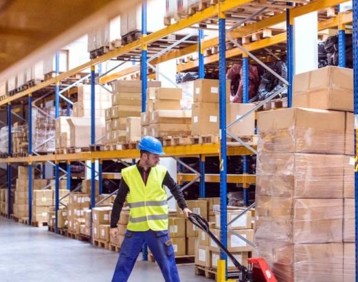 Vaccini in aziende, priorità a lavoratori della logistica e trasporti