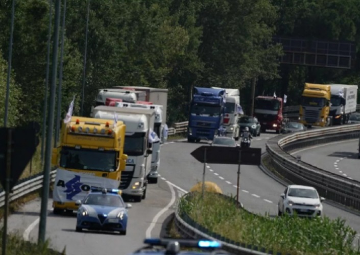 Viabilità e multe sotto lockdown: i Tir Lumaca sfilano lungo la FI-PI-LI