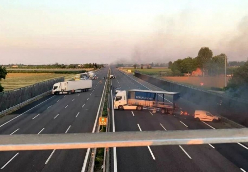 Assalto armato ad un portavalori, auto e camion in fiamme: inferno in autostrada
