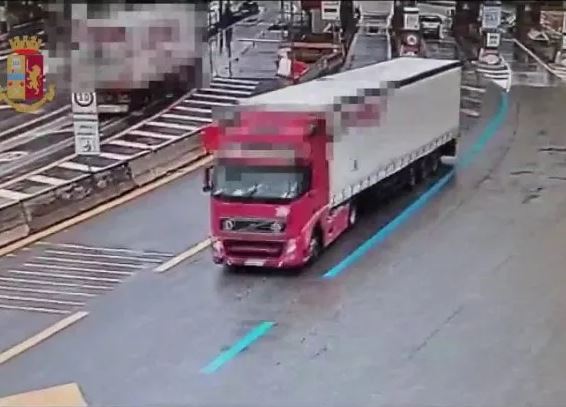Tir contromano in autostrada, sospeso l'autista: ora rischia il licenziamento