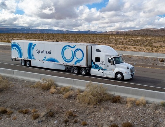 Amazon investe sui sistemi di guida autonoma a lunga percorrenza per i camion