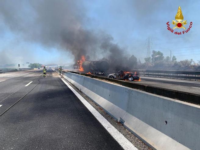 Video in evidenza: A1, incidente tra mezzi pesanti, morti due camionisti