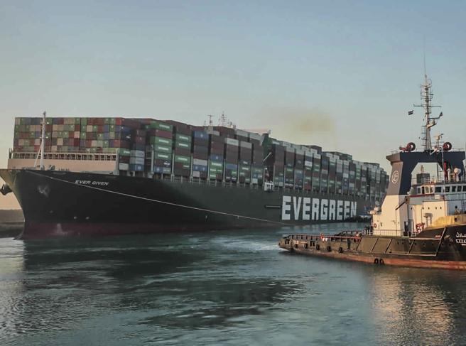 Ever Given, verso l’accordo per lasciar ripartire la nave che bloccava Suez
