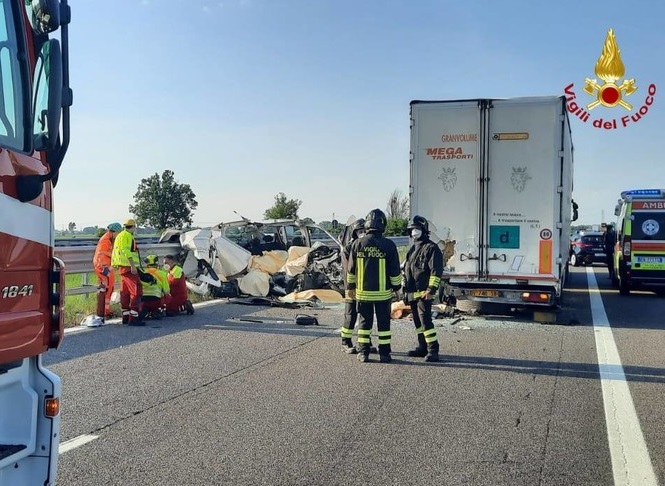 Furgone si schianta contro un camion, muoiono 5 operai