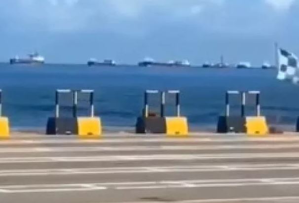Covid blocca tre porti cinesi, migliaia di container fermi