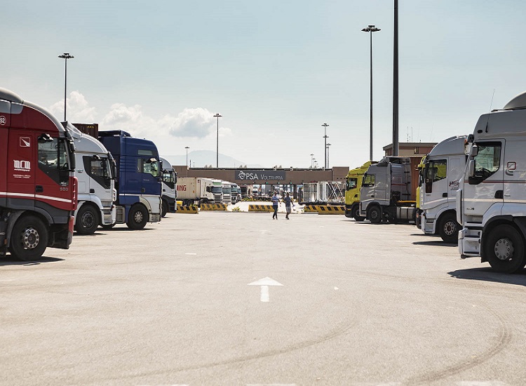 Genova: 270 stalli tir in porto per evitare il collasso