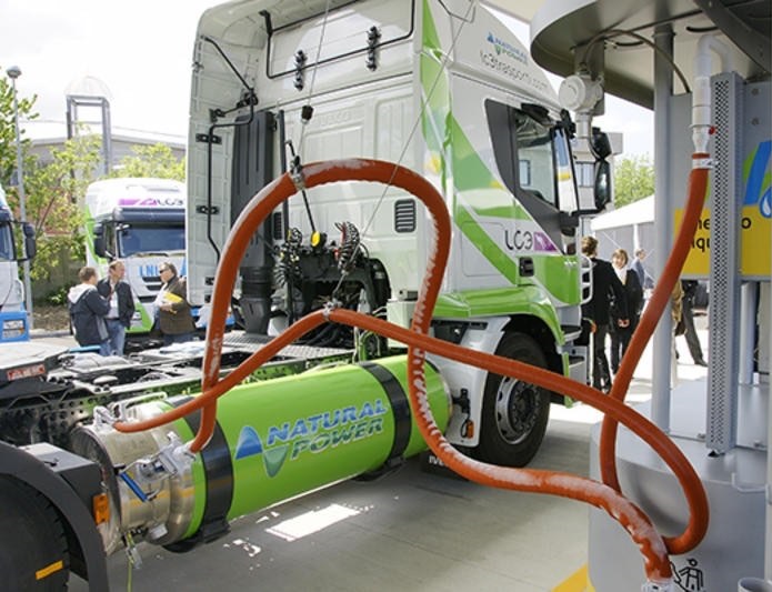 Camion e navi trainano la domanda italiana di GNL