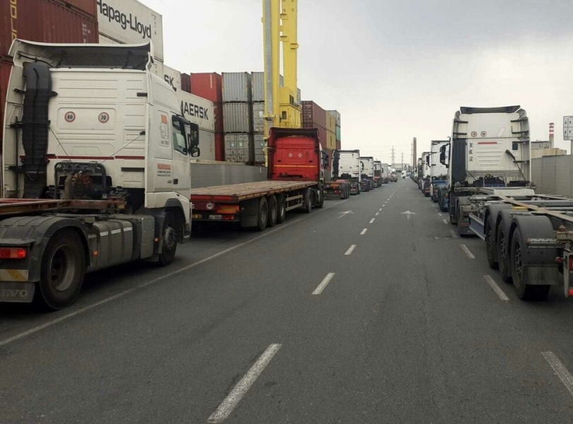 Porto Livorno: tempi di attesa troppo lunghi per il carico e scarico merci, tir in coda e camionisti pronti al blocco