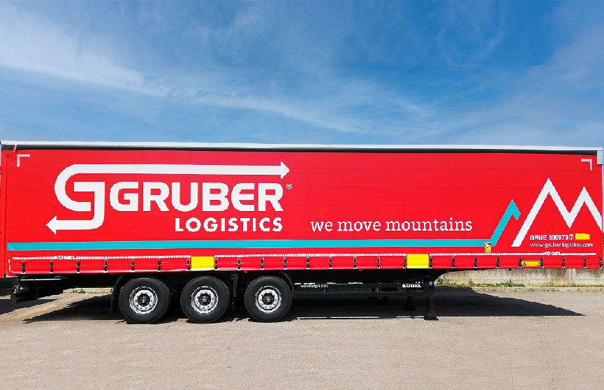 In viaggio in modo sostenibile nel trasporto combinato: 80 semirimorchi Kögel consegnati a Gruber Logistics