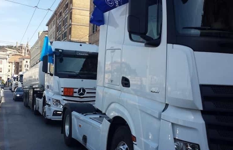 Rischio aumento pedaggi dal 1 agosto agosto: «Possibile blocco dell'autotrasporto»
