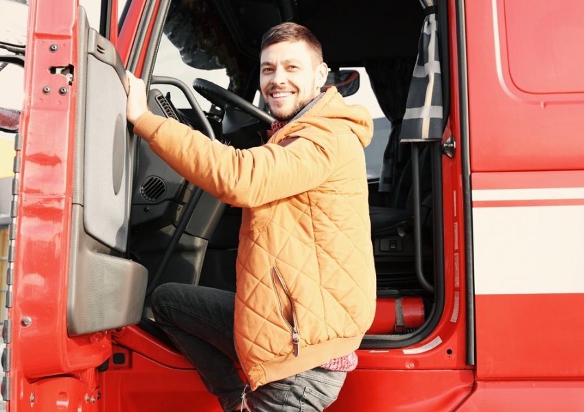 Patente per guidare i tir a 18 anni invece che a 21: l’autotrasporto cerca anche così nuovi lavoratori