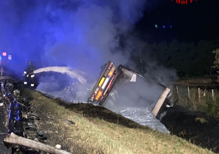 A14: camion prende fuoco dopo il cappottamento, il conducente muore tra le fiamme