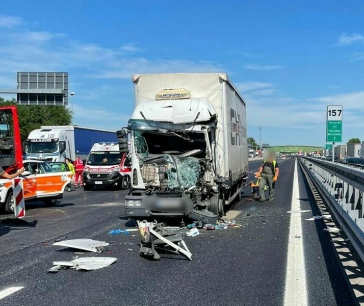 Ancora sangue in autostrada: tamponamento tra due tir, muore un uomo