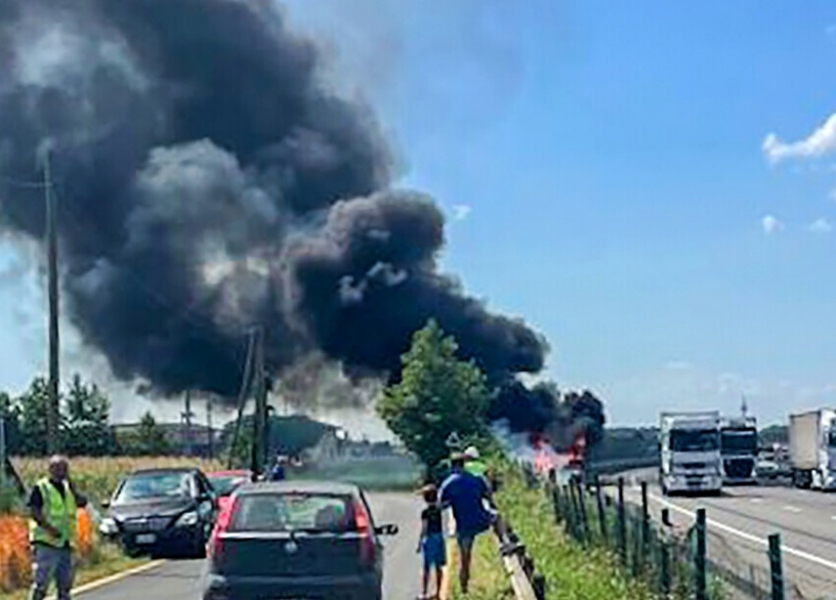 A4: camion divorato dalle fiamme, si salva il conducente