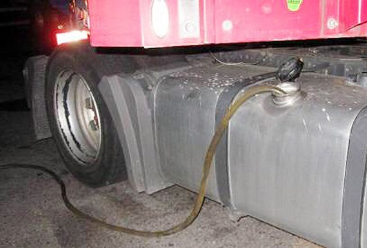 Ruba 350 litri di gasolio da un camion in sosta: 34enne denunciato