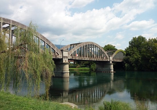 Disastro infrastrutture: qui i camion devono percorrere chilometri per attraversare un fiume