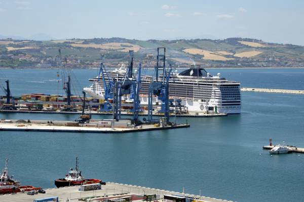 Porto Ancona: in 6 mesi traffico merci 'ro-ro' +24 per cento sul 2019