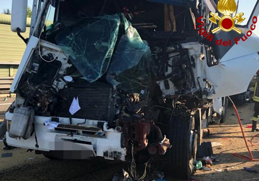 Bisarca contro camion lungo la A4, ferito grave il conducente