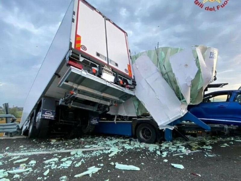 Pauroso incidente tra camion: due feriti nel groviglio di lamiere