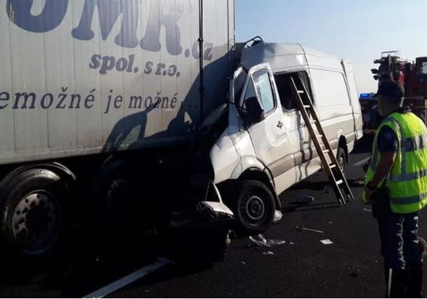 Scontro tra furgone e camion in A4, due morti e tre feriti in gravi condizioni