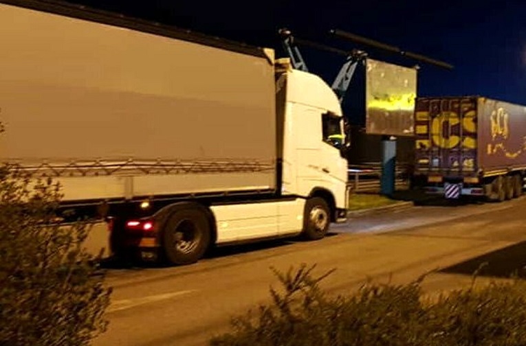 Svuotavano i Tir in sosta nelle aree di servizio in A1, presi quattro ladri