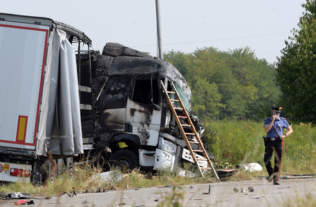 Scontro auto-camion nel Milanese, autista muore carbonizzato