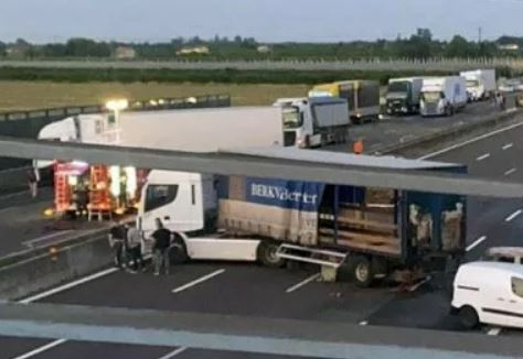 Assaltano tir su A16: rapinatori fuggono dopo aver incendiato due veicoli