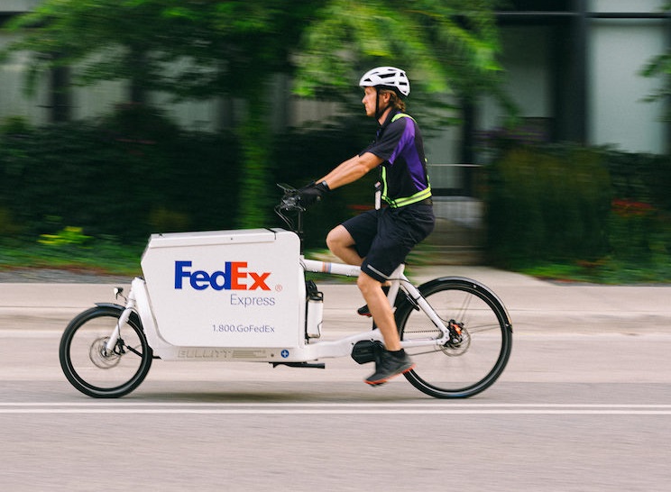 Fedex: a Bologna inizia l'esperimento con le cargo bike per ridurre l'inquinamento