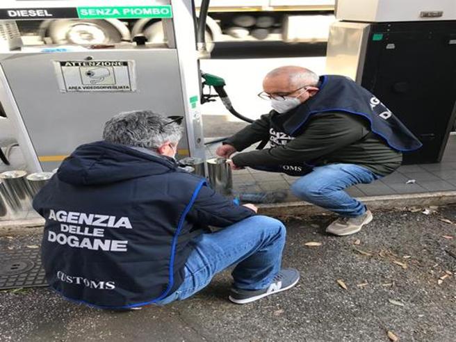 Gasolio adulterato: sigilli a distributori in diverse regioni italiane