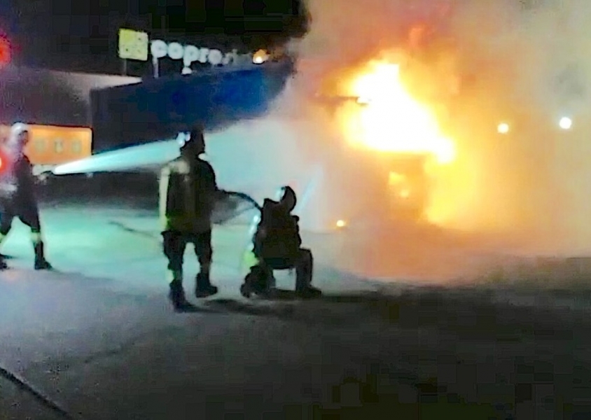 Piacenza, camionista scende appena in tempo dal Tir in fiamme