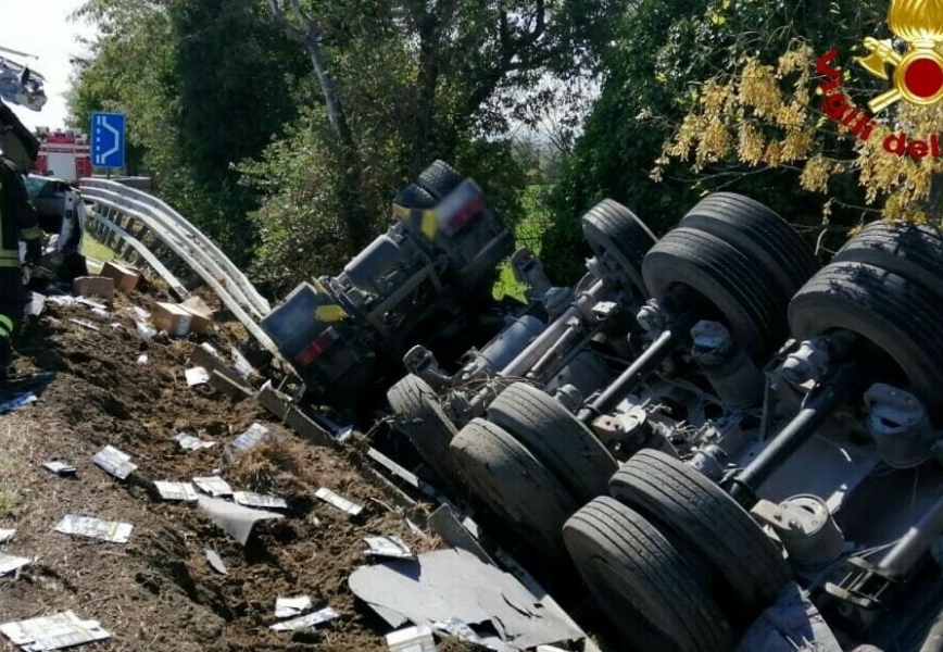 Schianto sulla Statale 76 a Jesi, il camion si rovescia e finisce nella scarpata