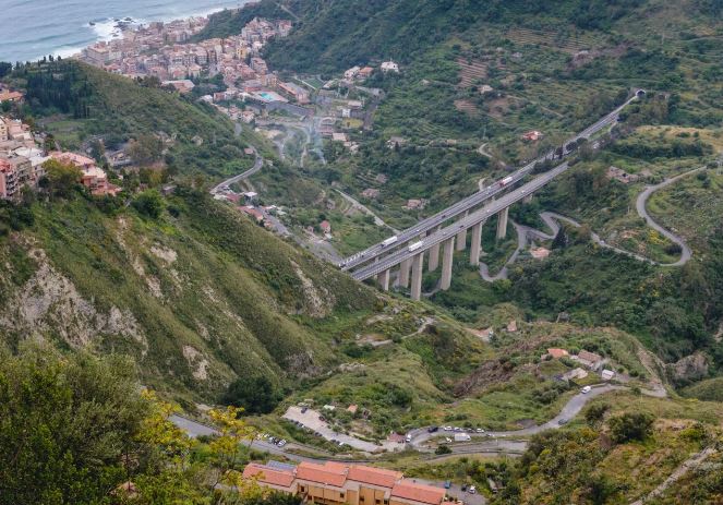 A18 chiusa per almeno 10 giorni per la caduta di un masso