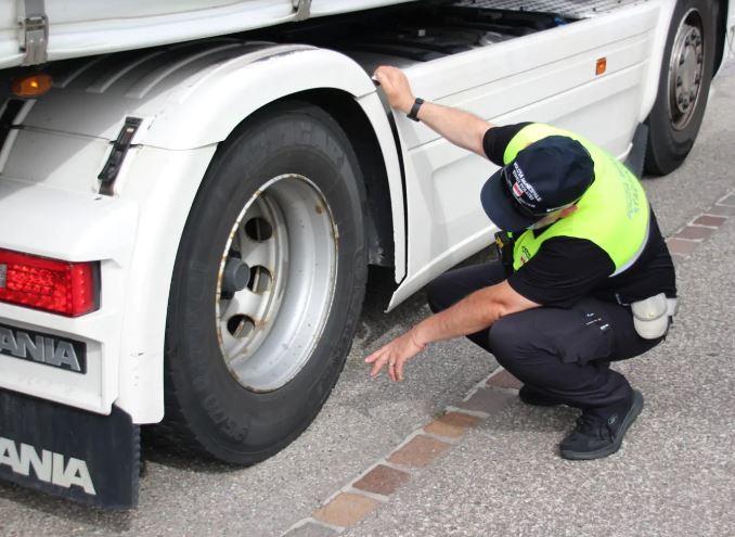 Controlli dei mezzi pesanti: multa record di 4.500 euro per un autotrasportatore