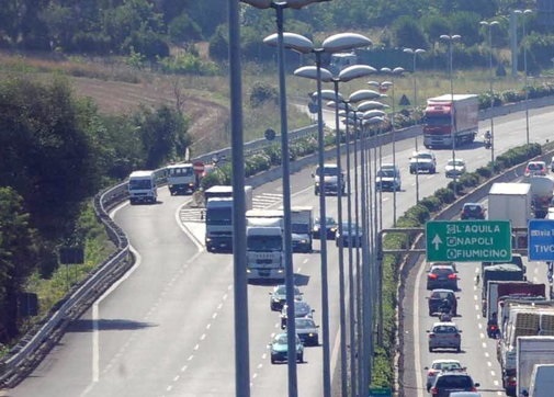Multa record da 27mila euro a camionista a Pordenone: alla guida per 20 ore di fila