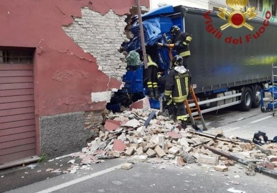 Reggio Emilia, camion contro una casa: muro sventrato, morto autista