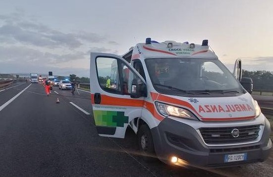 Scontro tra furgone e camion sull'A22: due feriti e lunghe code